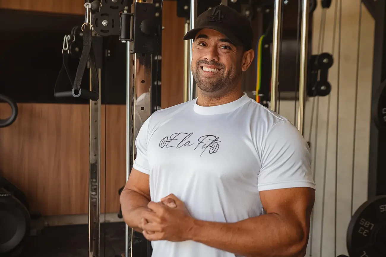 Lucas sorrindo na academia Ela Fit